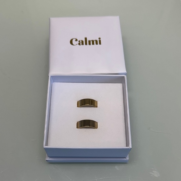 calmi Jewelry - Gold Calmi Magnetic Rings (2)